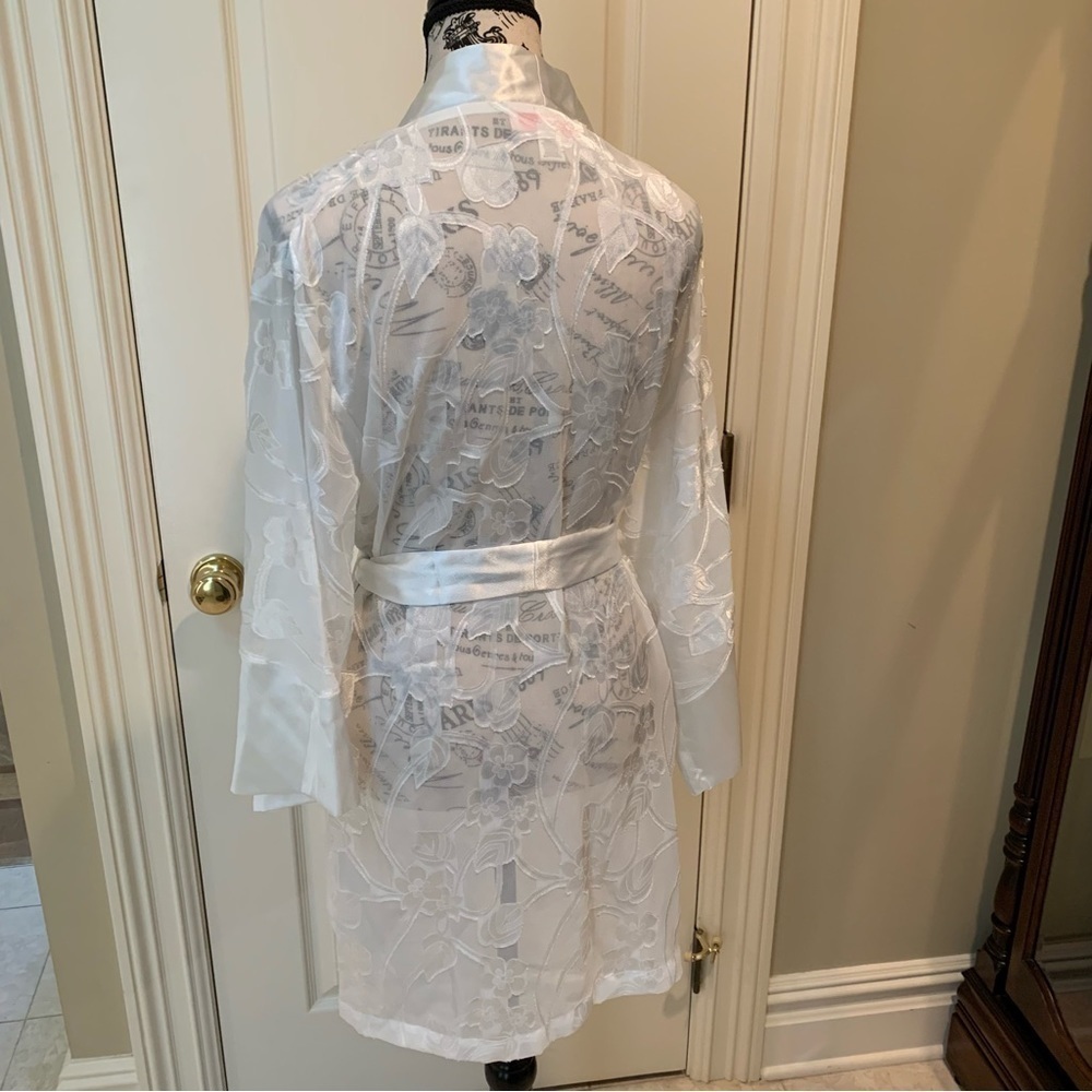Oscar Delarenta White Sheer Women’s Robe. Size Medium - Picture 3 of 5